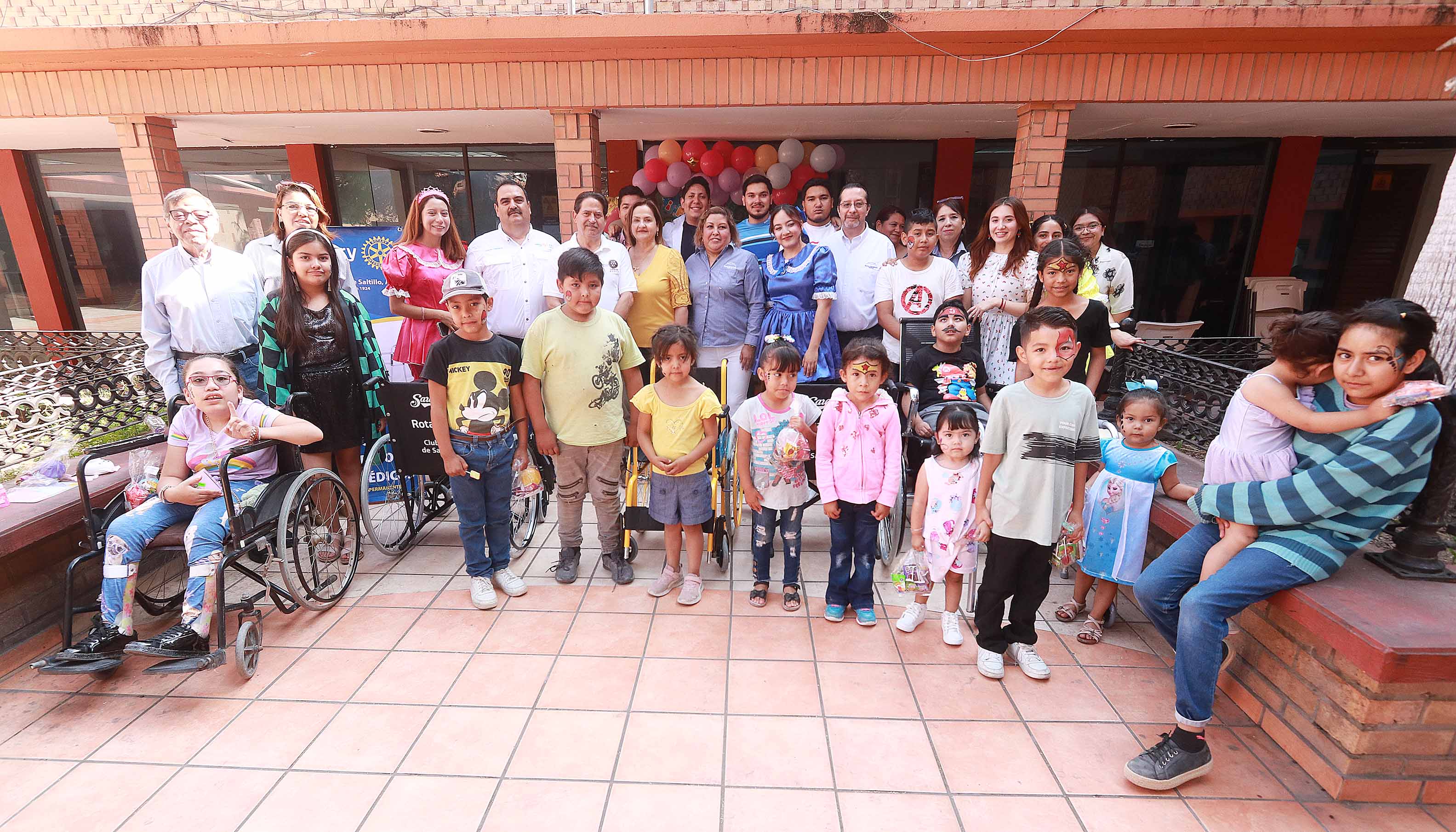 La UAdeC y Club Rotario de Saltillo Entregan Aparatos Ortopédicos y Celebran el Día del Niño