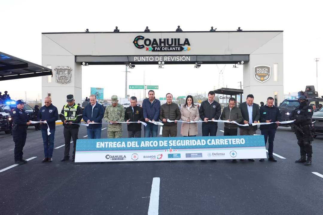 001_INAUGURA_MANOLO_PRIMER_ARCO_DE_SEGURIDAD_CARRETERO_EN_COAHUILA.jpeg
