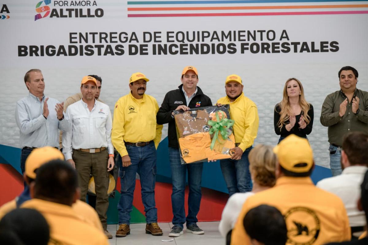 Entrega Javier Díaz equipo a brigadistas de incendios forestales