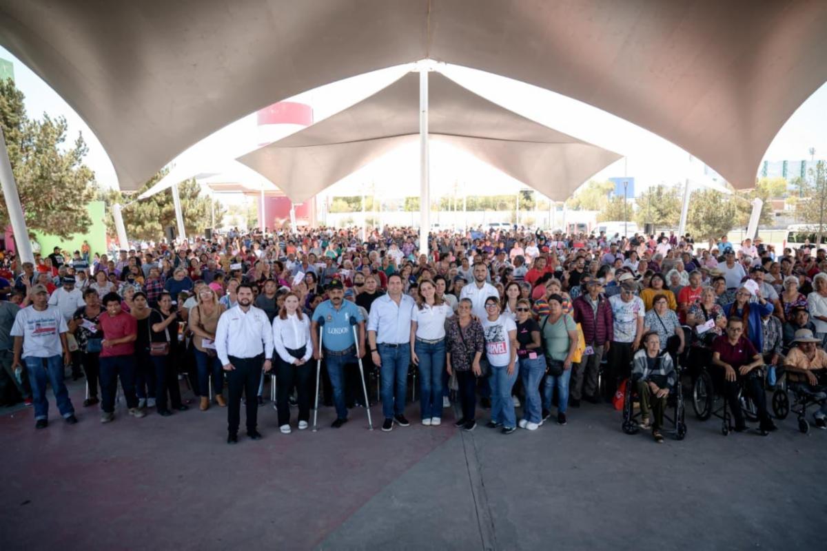 Entregan Javier y Luly Mil Apoyos de Corazón a saltillenses que más lo necesitan