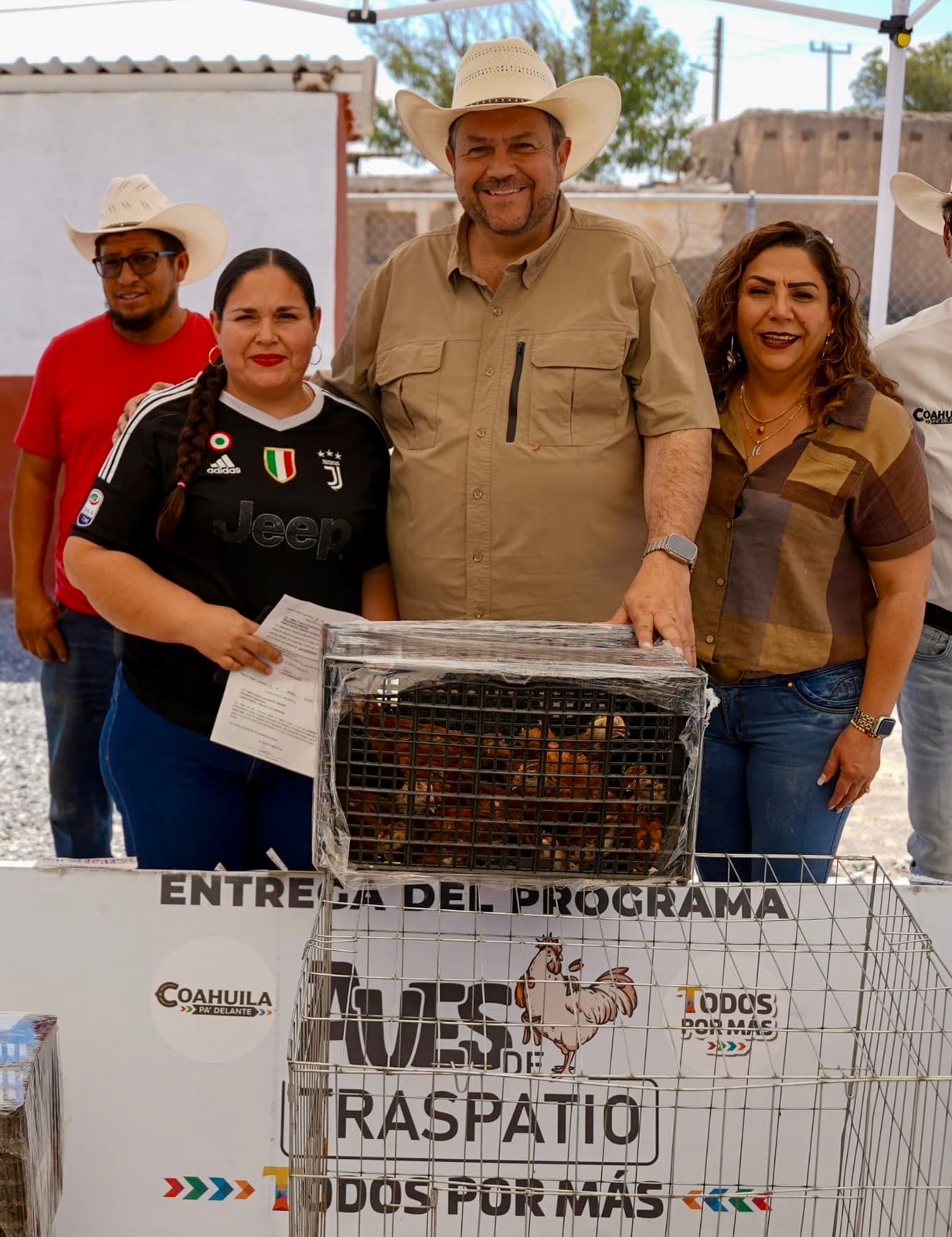 Al campo de Ramos no se le deja solo; entregan aves de traspatio para impulsar economía rural 