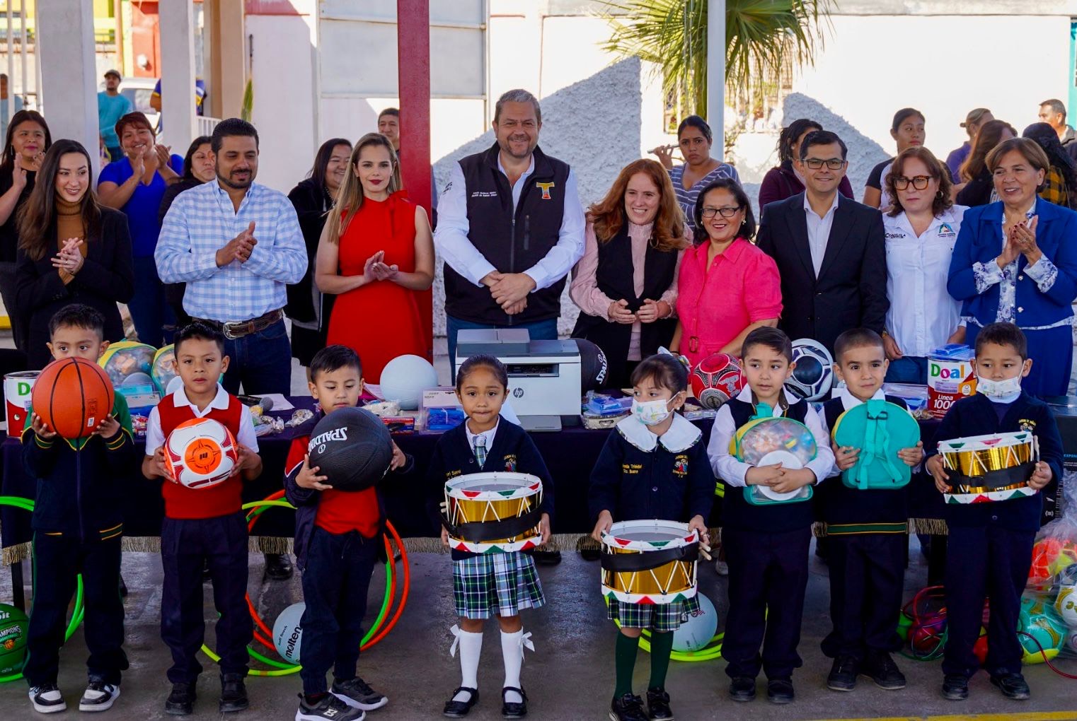 Continúan Manolo Jiménez y Tomás Gutiérrez apoyando escuelas en Ramos Arizpe
