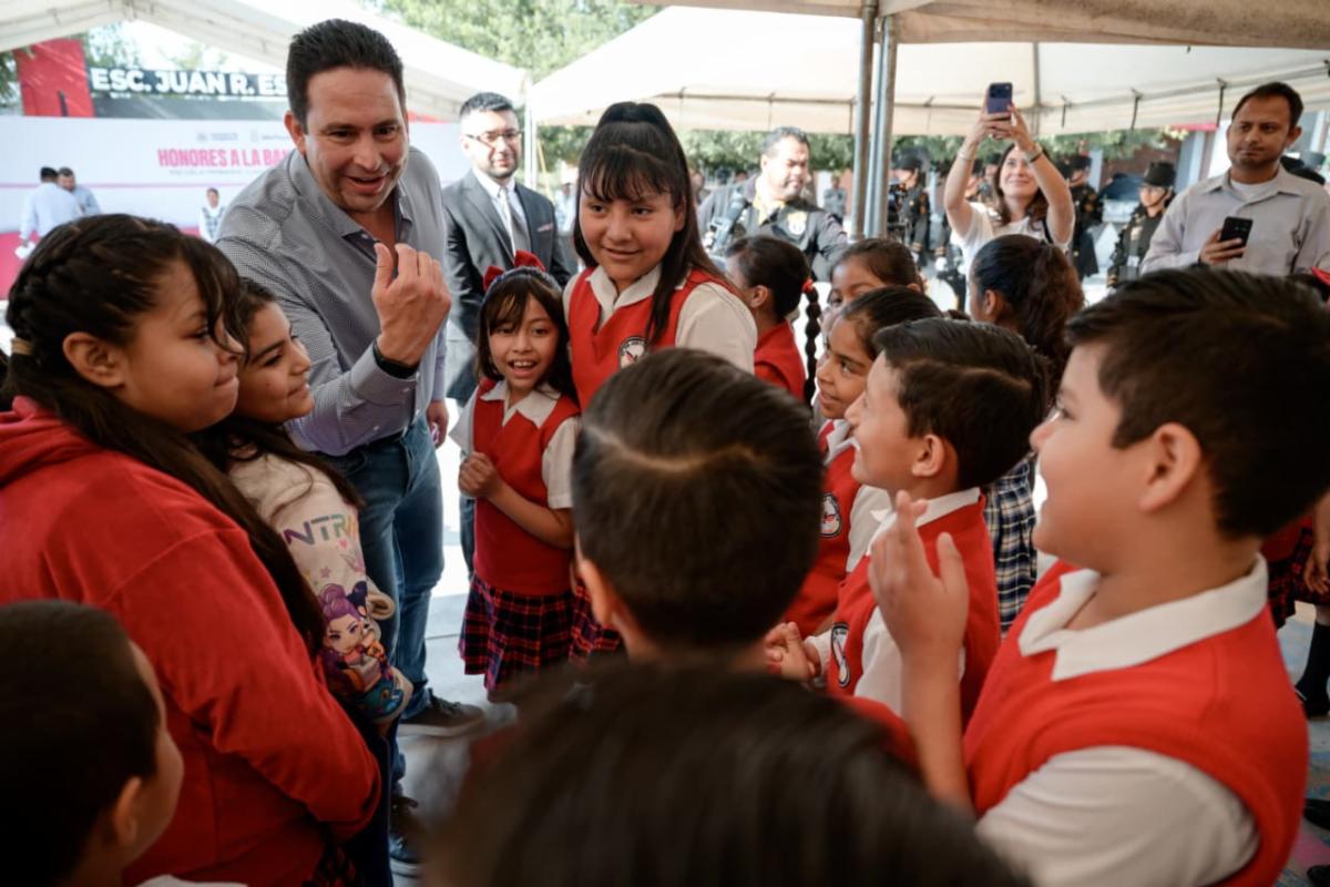 Participan estudiantes y autoridades en honores a la bandera en primaria del norponiente de Saltillo