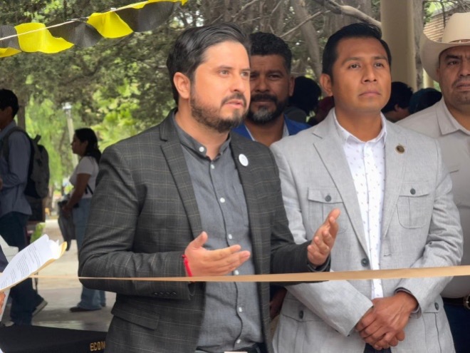 El_M.C._Alberto_Damián_Flores_Araujo_y_el_Dr._Victor_Manuel_Geronimo_Antonio.jpg
