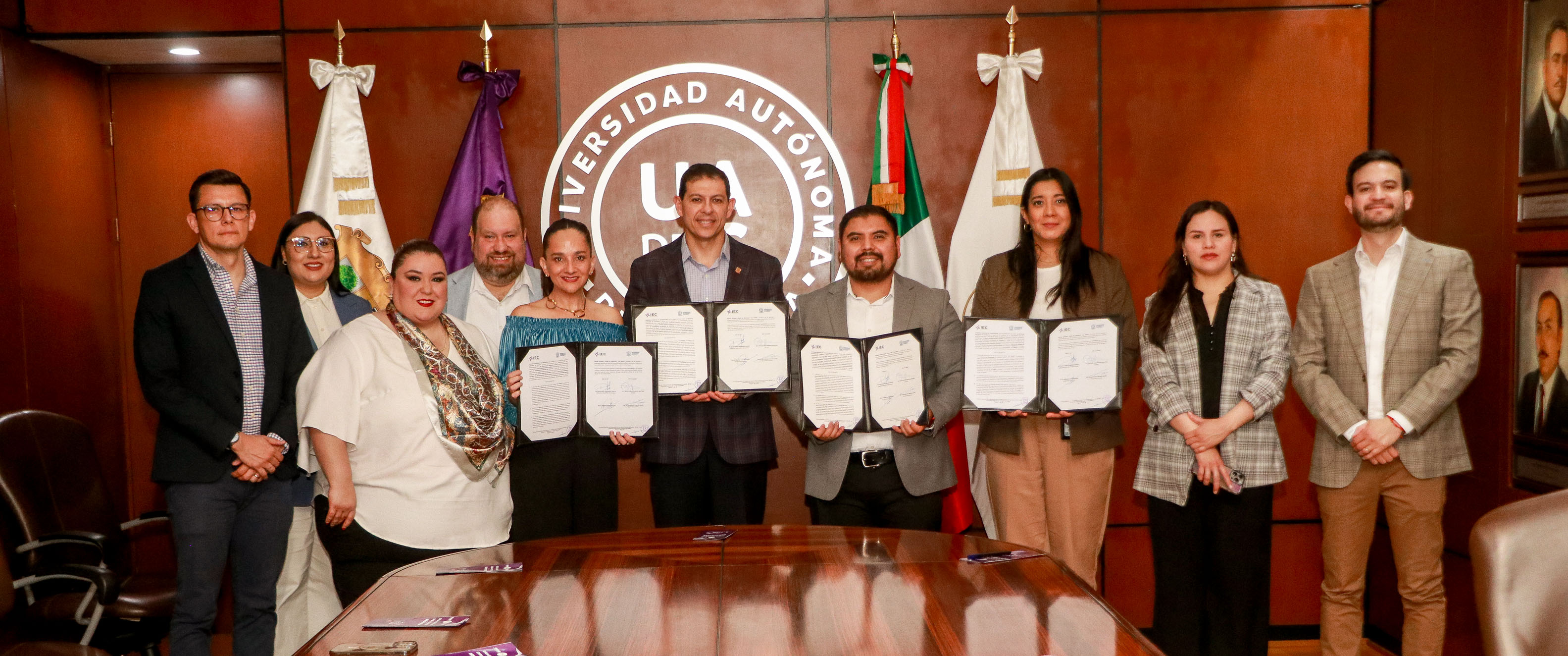 Firman UAdeC y el IEC Convenio de Colaboración para Implementar el Programa “Embajadoras y Embajadores de la Democracia”