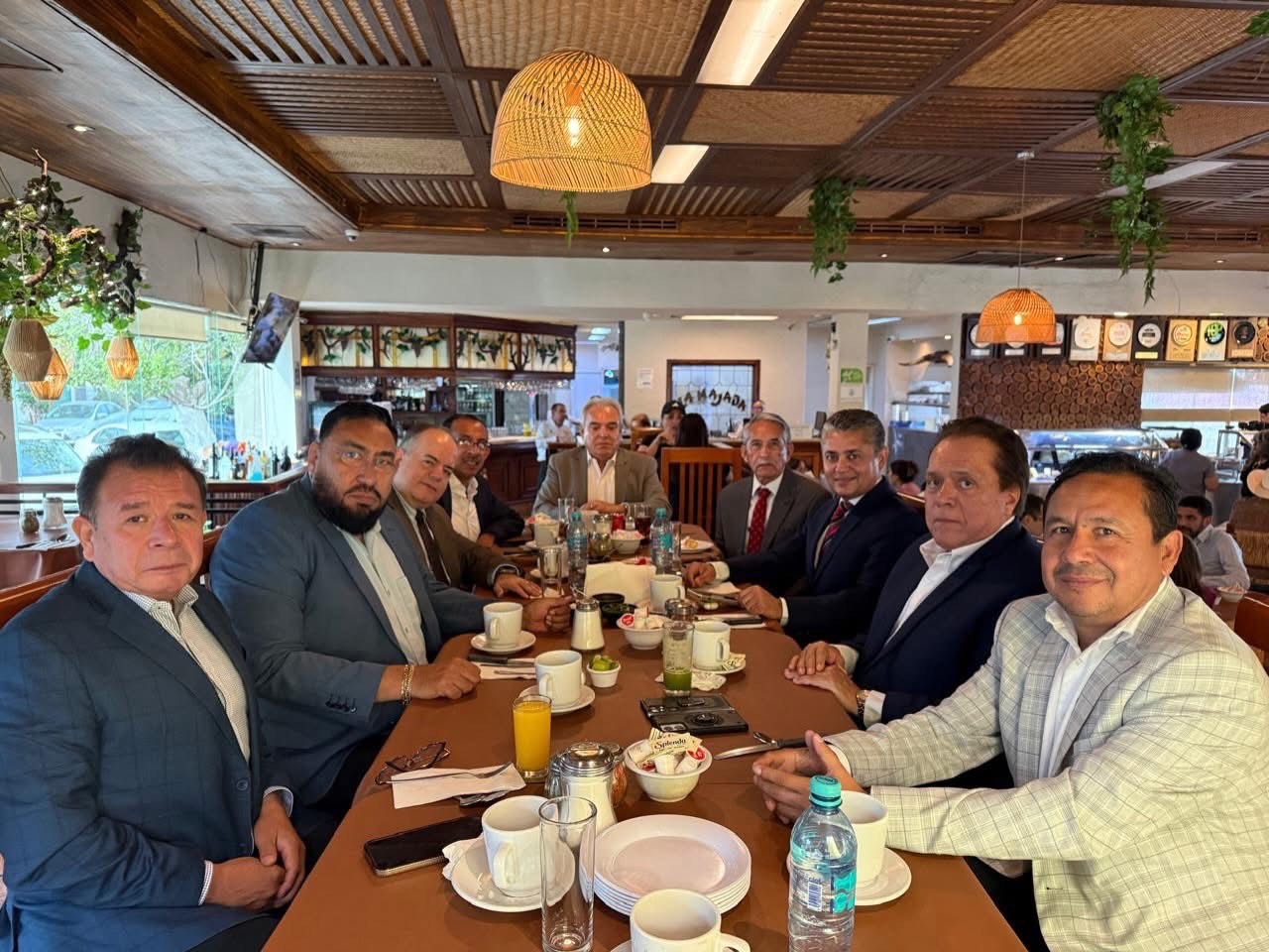 Dialoga Mery con abogados