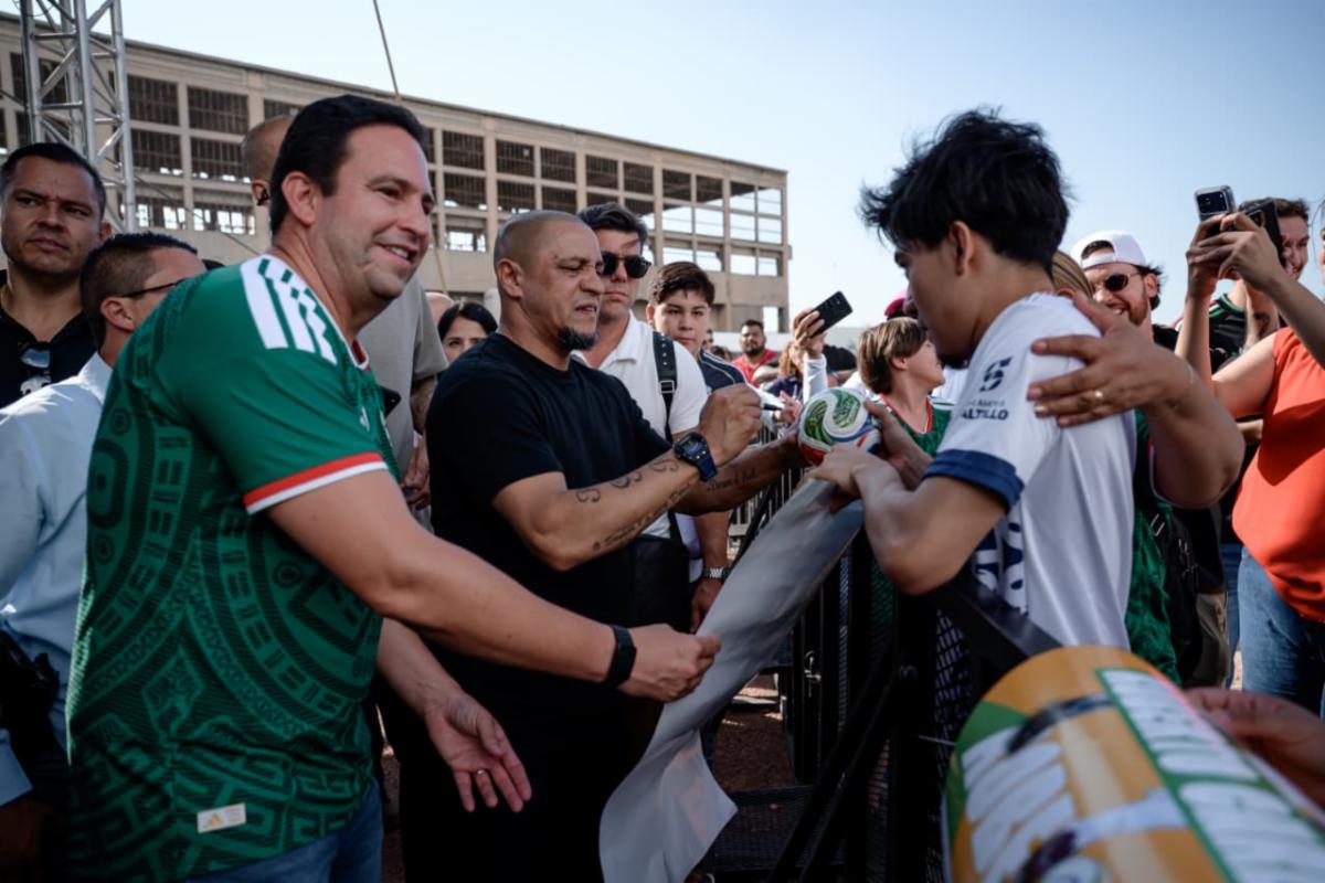 Conquista Roberto Carlos a Saltillo; destaca seguridad de la ciudad