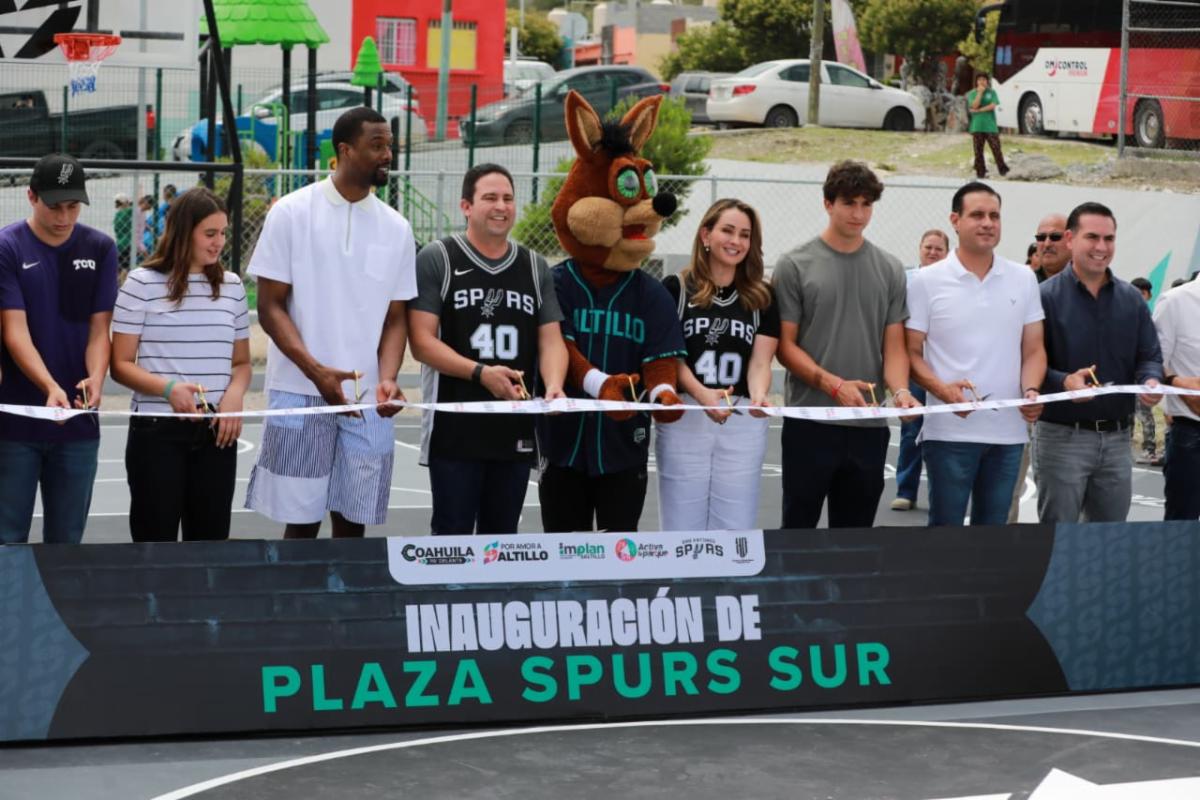 Inauguran Javier, Luly y Harrison Barnes las plazas Satélite Sur Spurs y Lomas del Refugio Spurs